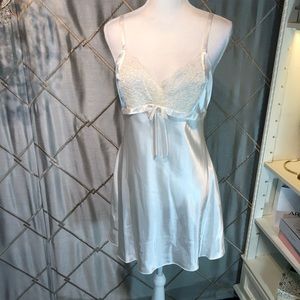 Jones New York white negligee, nightgown. Large